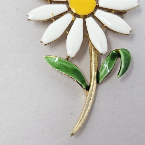 Daisy Pin Brooch White Petals Yellow Center Enamal Springtime 2.5 Inch Gold Tone - Picture 3 of 8
